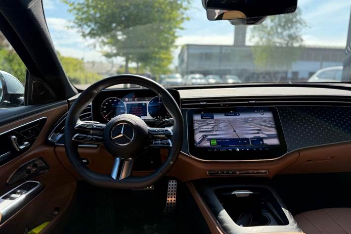 Sølv Mercedes E300 de fra 2024