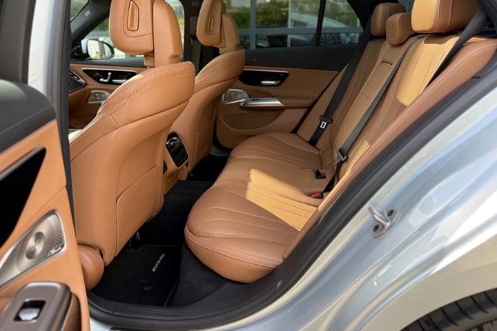 Sølv Mercedes E300 de fra 2024