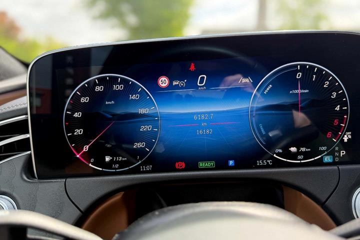Sølv Mercedes E300 de fra 2024