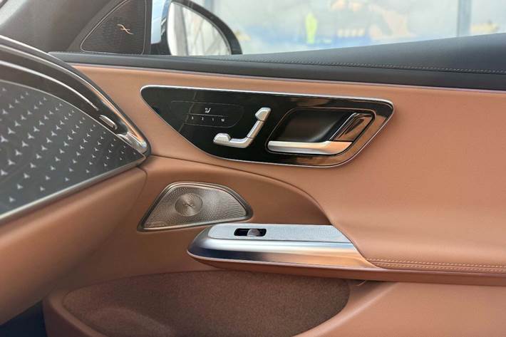 Sølv Mercedes E300 de fra 2024