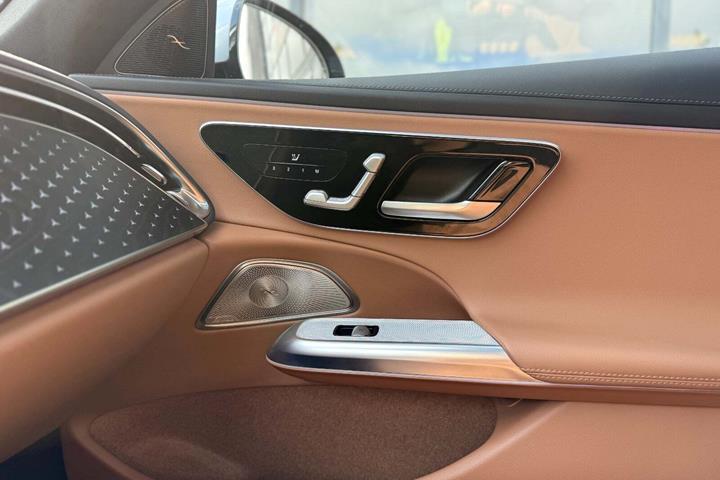Sølv Mercedes E300 de fra 2024