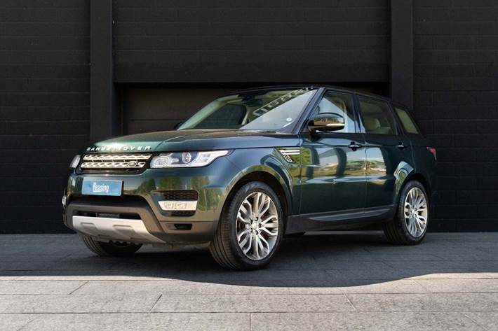 Grøn Land Rover Range Rover sport fra 2014 set udefra