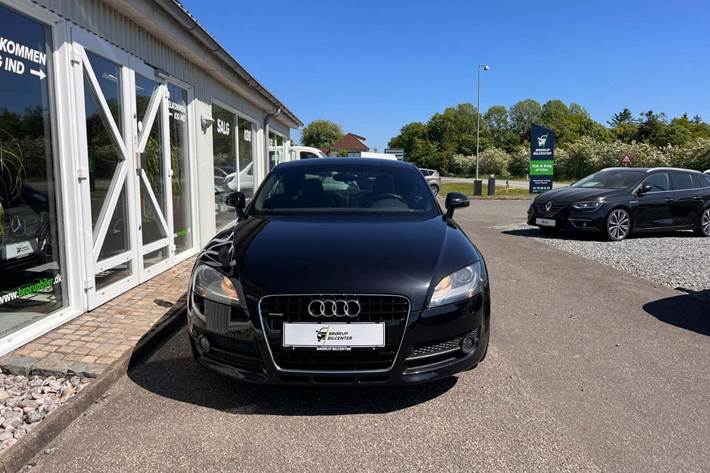 Sort Audi TT fra 2006 set udefra
