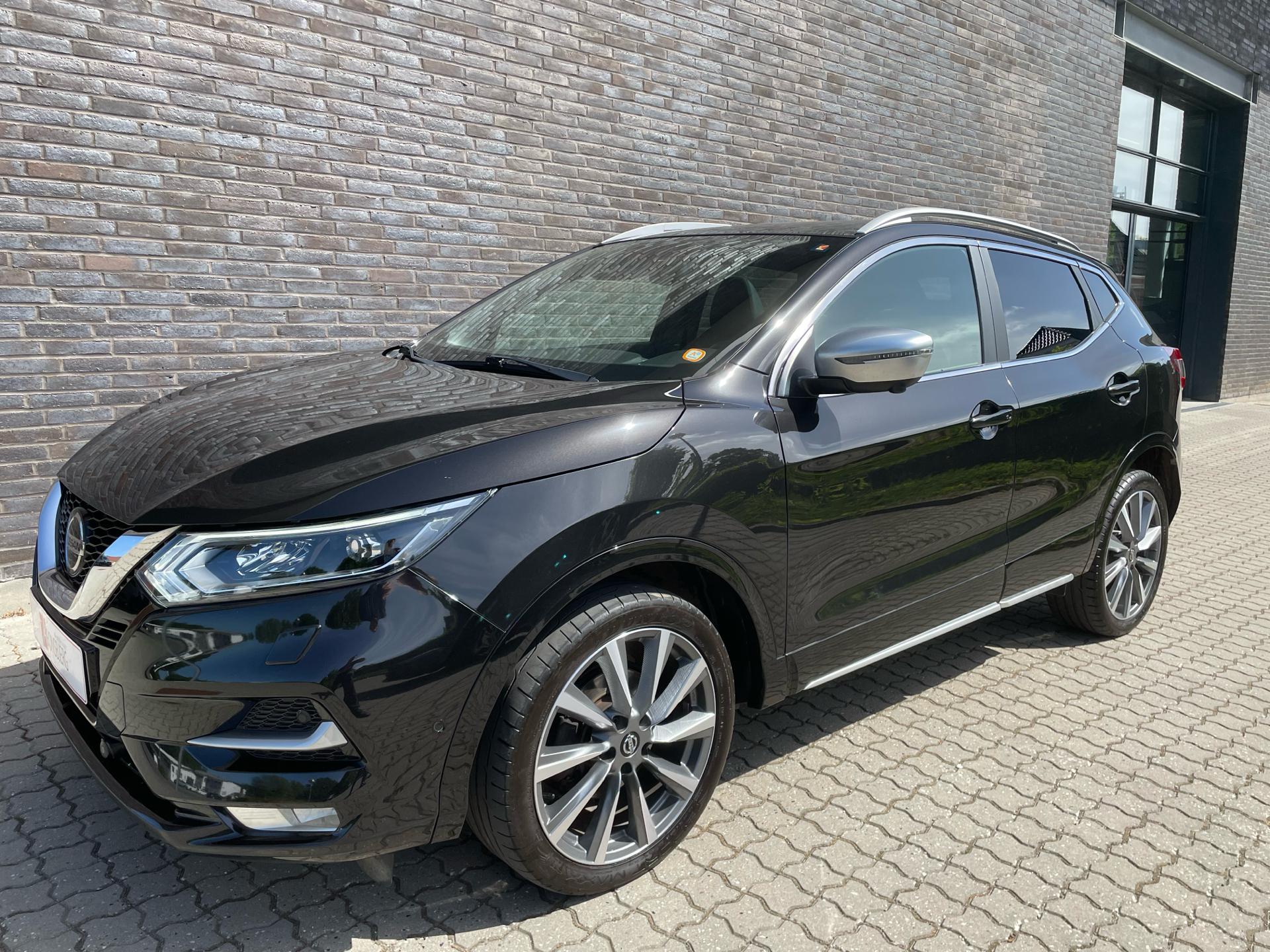 Sort Nissan Qashqai fra 2020 set udefra