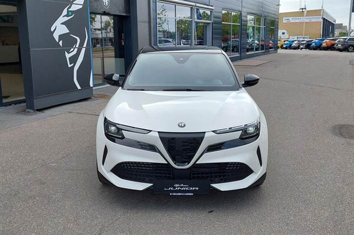 Hvid Alfa Romeo Junior fra 2025 set udefra