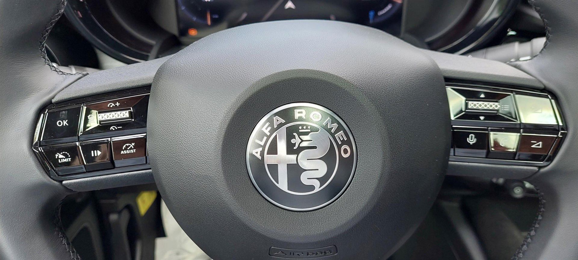 Hvid Alfa Romeo Junior fra 2025