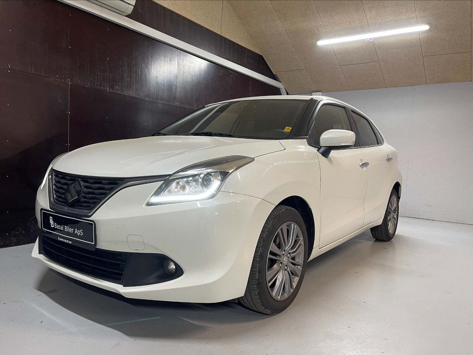 Hvid Suzuki Baleno fra 2018 set udefra