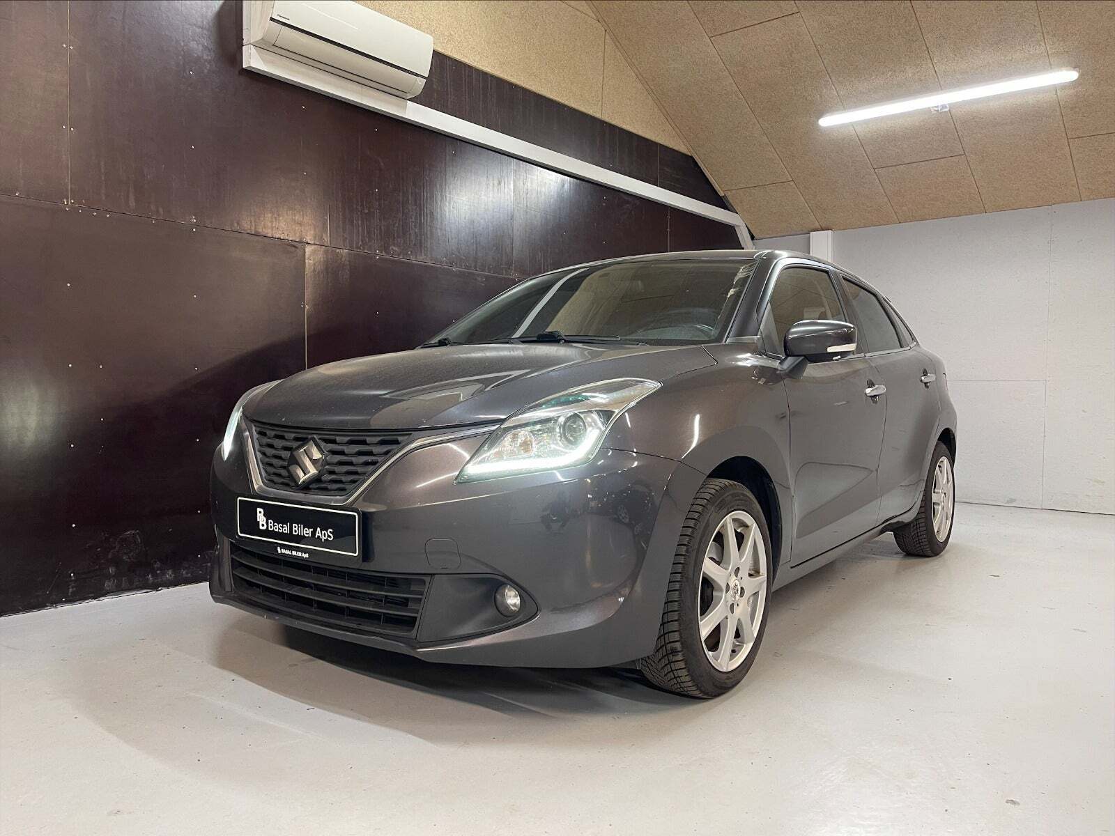 Grå Suzuki Baleno fra 2016 set udefra