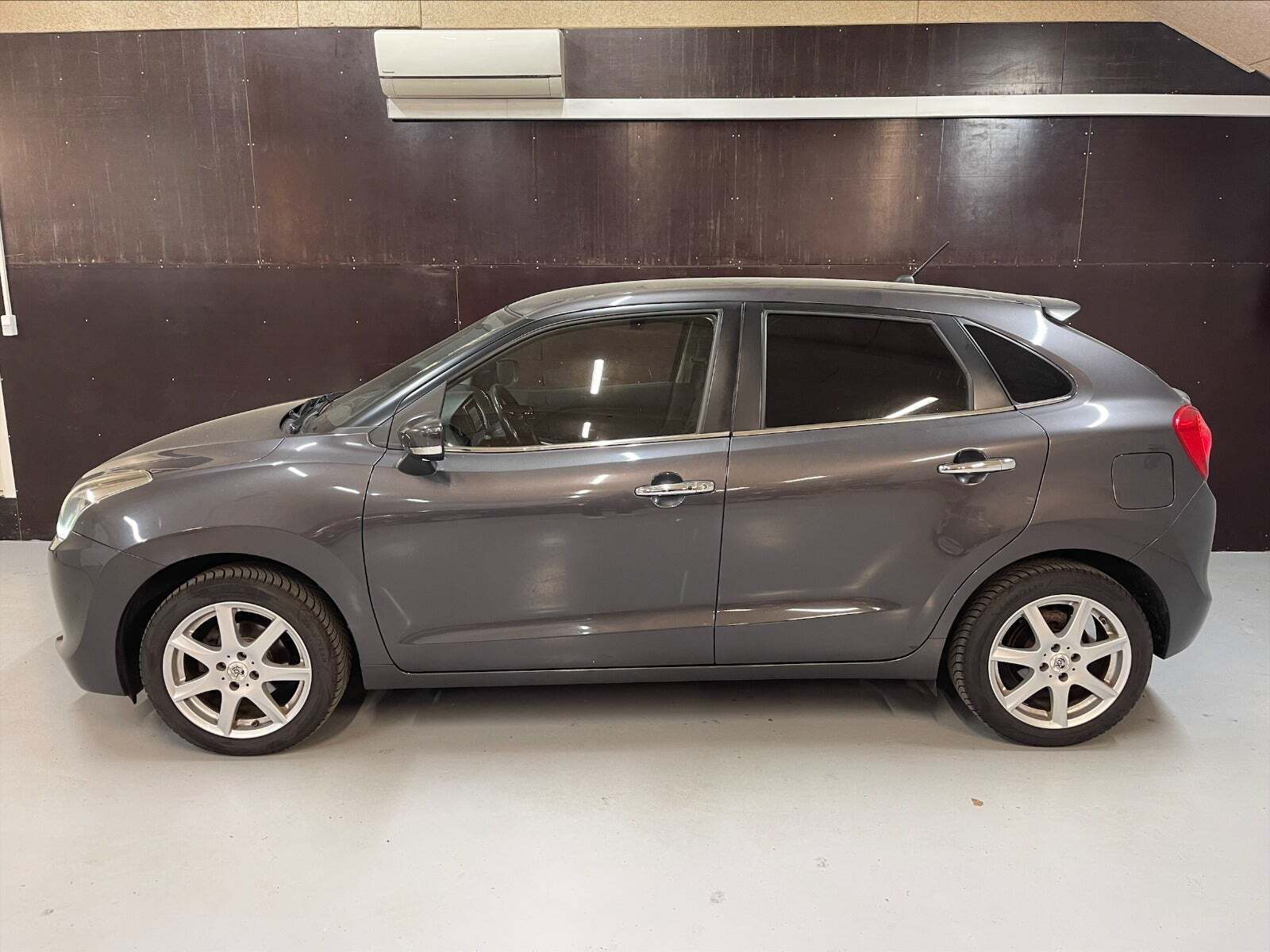 Grå Suzuki Baleno fra 2016