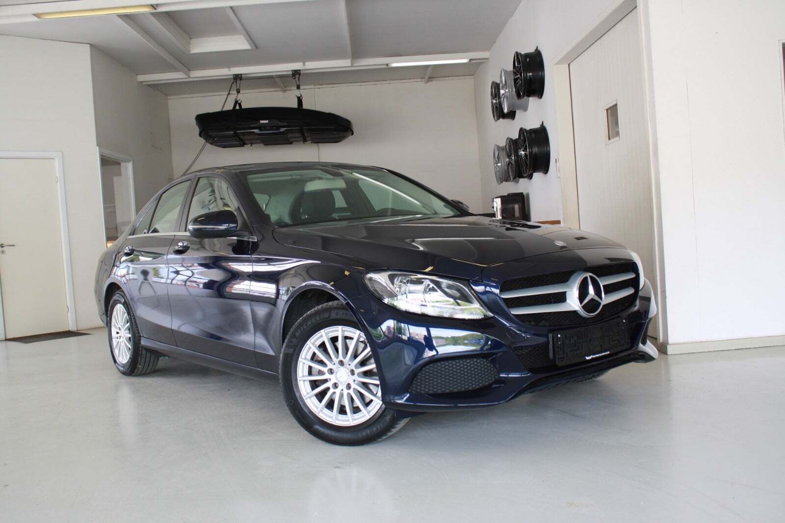 Blå Mercedes C200 fra 2016 set udefra