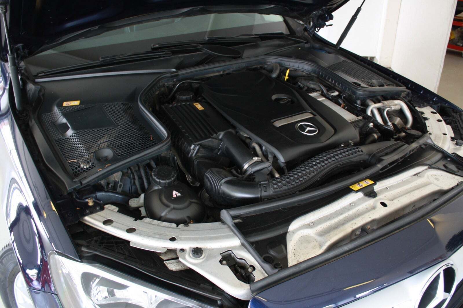 Blå Mercedes C200 fra 2016