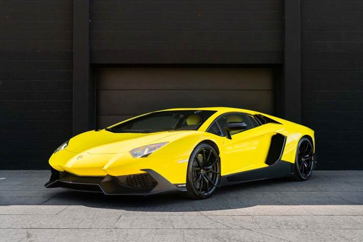 Gul Lamborghini Aventador fra 2014