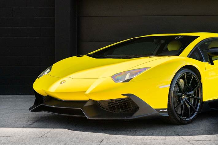 Gul Lamborghini Aventador fra 2014