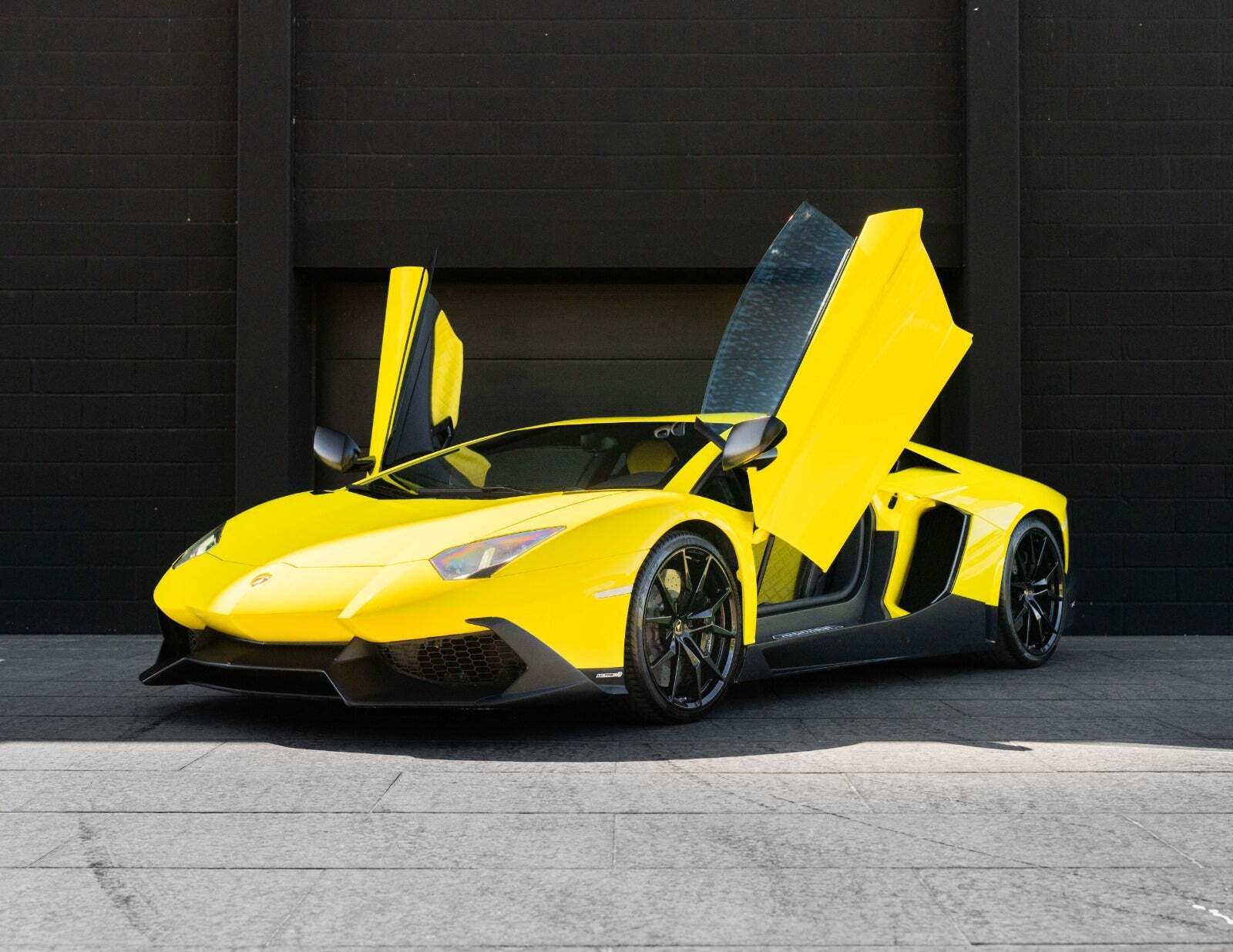 Gul Lamborghini Aventador fra 2014 set udefra