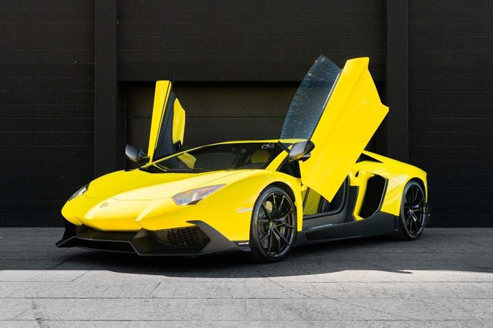 Gul Lamborghini Aventador fra 2014 set udefra