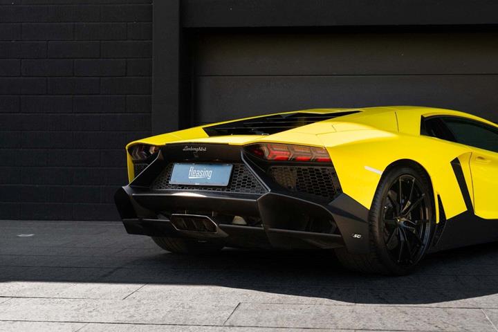 Gul Lamborghini Aventador fra 2014 set udefra
