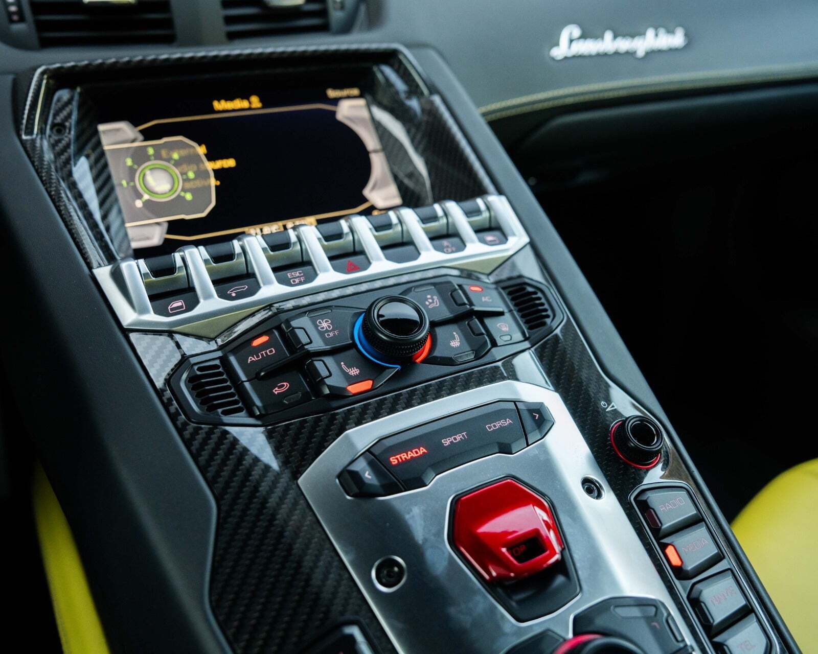 Gul Lamborghini Aventador fra 2014 set indefra