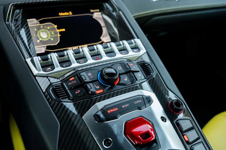 Gul Lamborghini Aventador fra 2014 set indefra