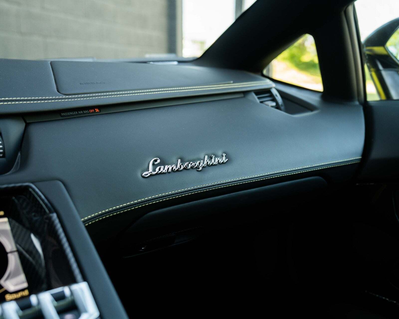 Gul Lamborghini Aventador fra 2014 set indefra