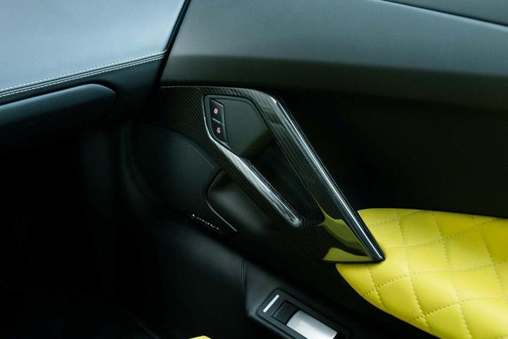 Gul Lamborghini Aventador fra 2014 set indefra