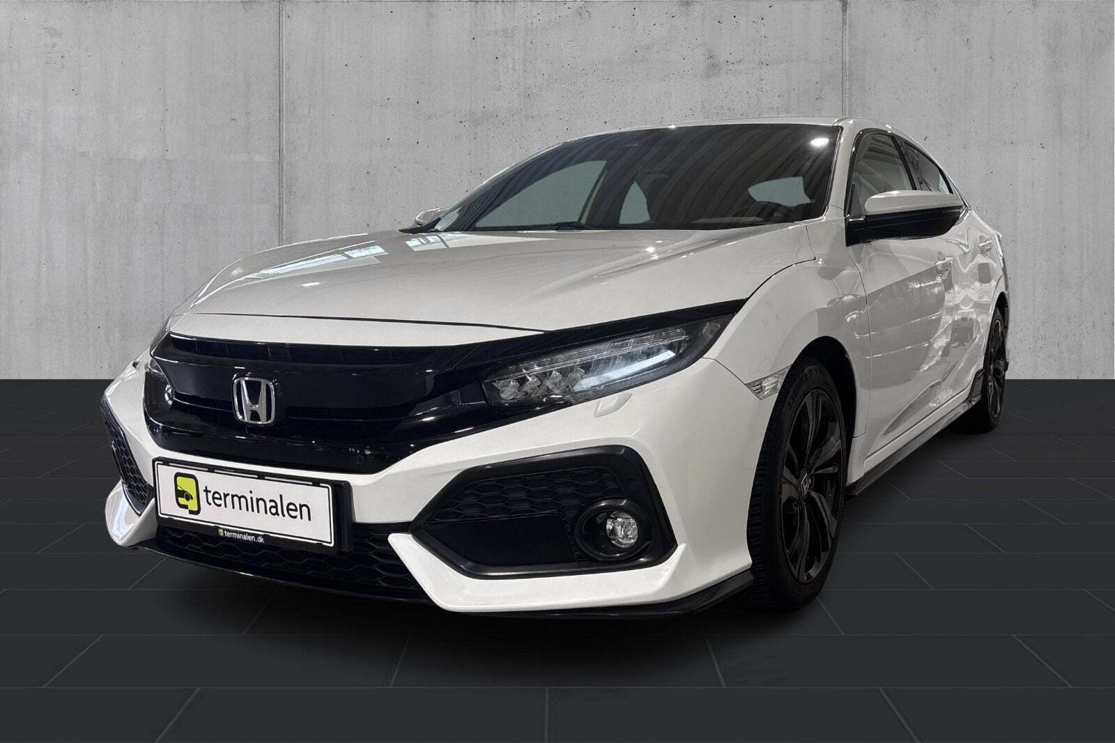 Hvid Honda Civic fra 2017 set udefra
