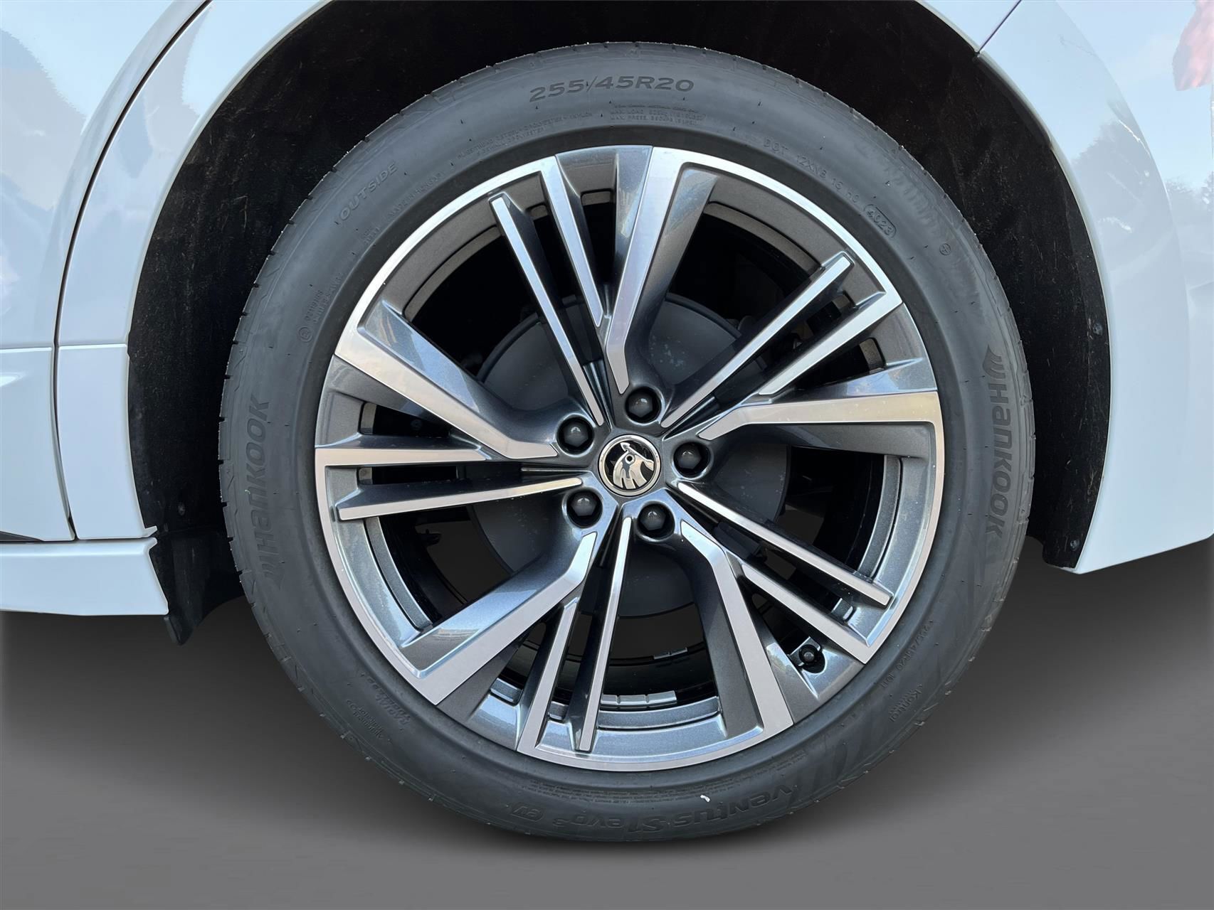 Hvid Skoda Enyaq iV fra 2024