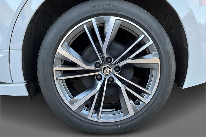 Hvid Skoda Enyaq iV fra 2024