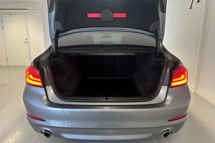 Grå BMW 520i fra 2018 set udefra