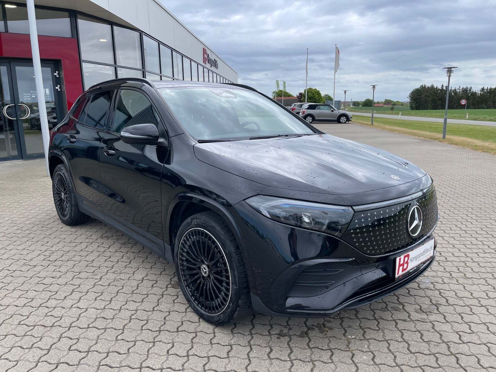 Sort Mercedes EQA250+ fra 2024 set udefra