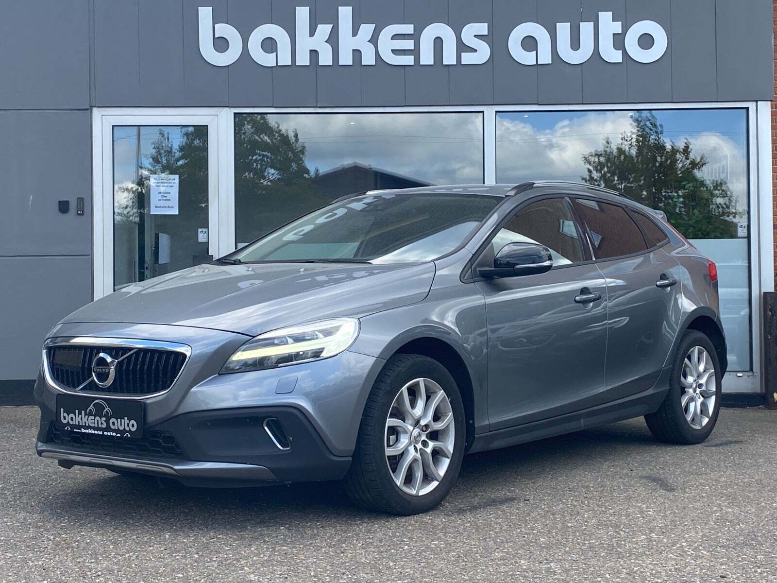 Grå Volvo V40 CC fra 2016 set udefra