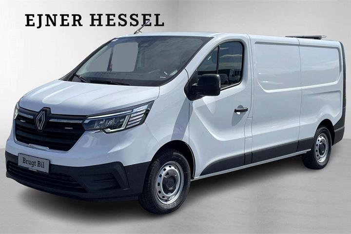 Hvid Renault Trafic fra 2025 set udefra