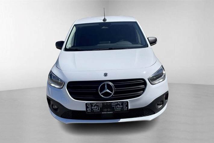 Hvid Mercedes Citan 110 fra 2024 set udefra