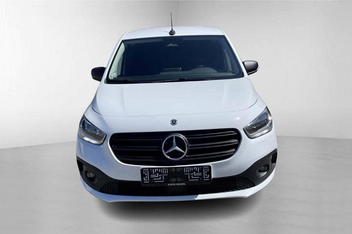 Hvid Mercedes Citan 110 fra 2024 set udefra