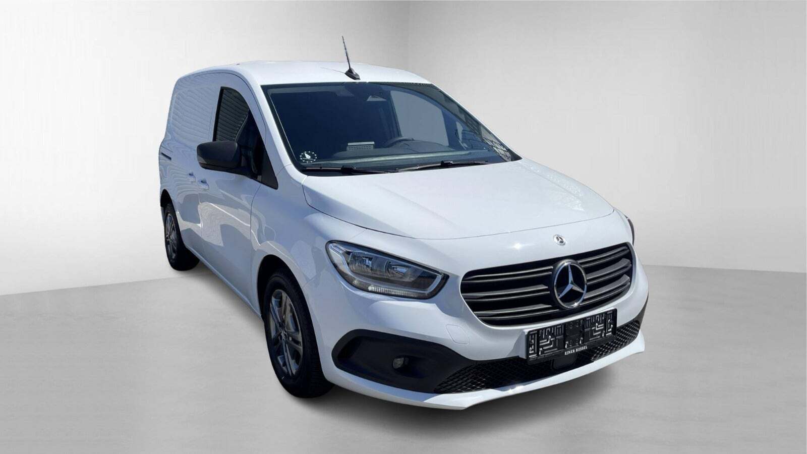 Hvid Mercedes Citan 110 fra 2024 set udefra