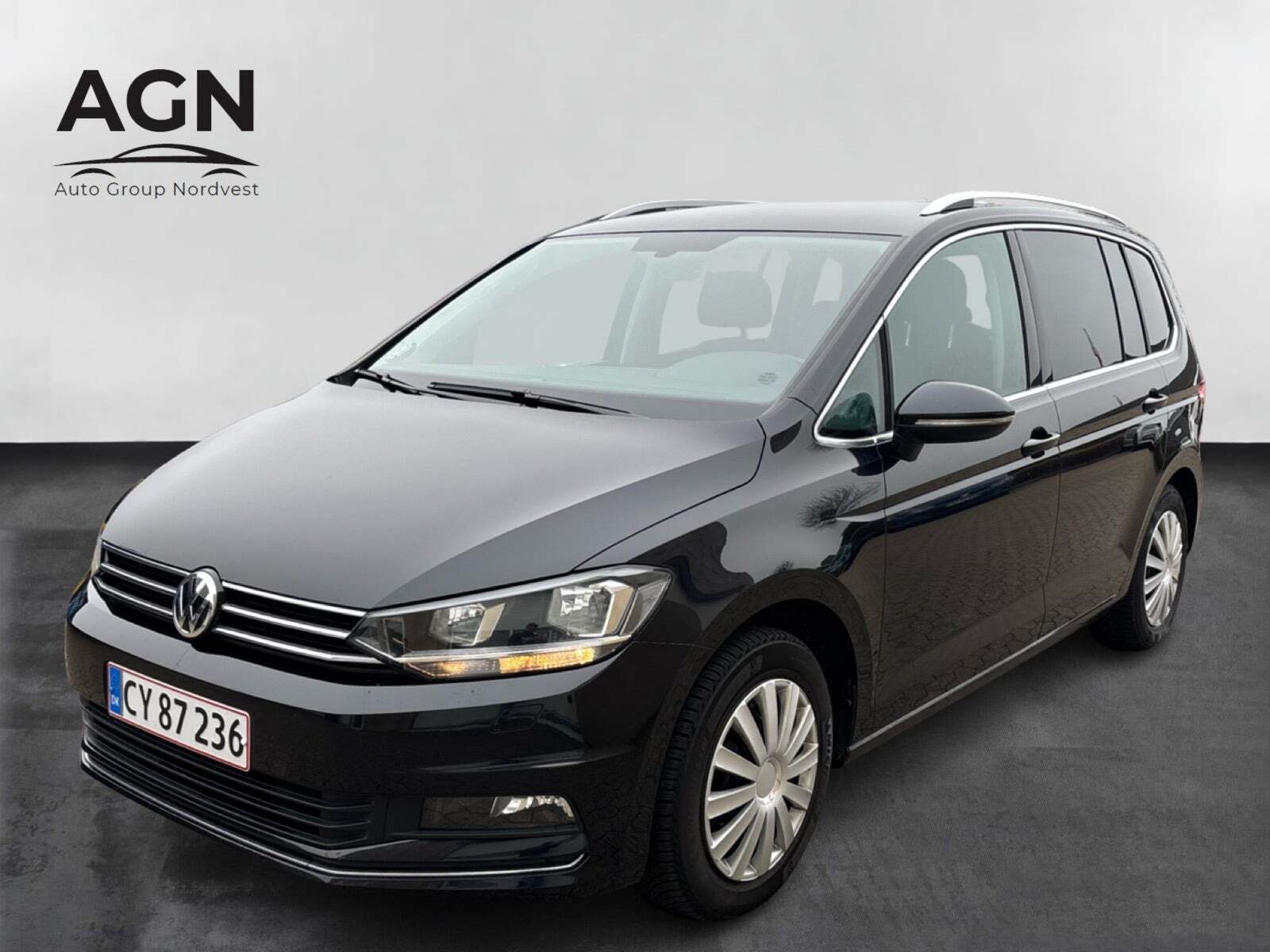 Sort VW Touran fra 2020 set udefra