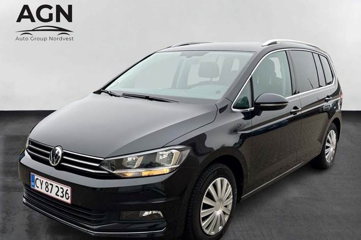 Sort VW Touran fra 2020 set udefra