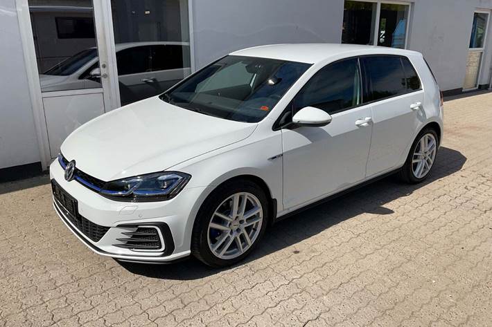 Hvid VW Golf VII fra 2020 set udefra