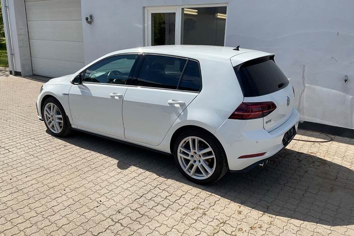 Hvid VW Golf VII fra 2020