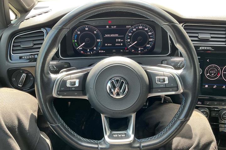 Hvid VW Golf VII fra 2020