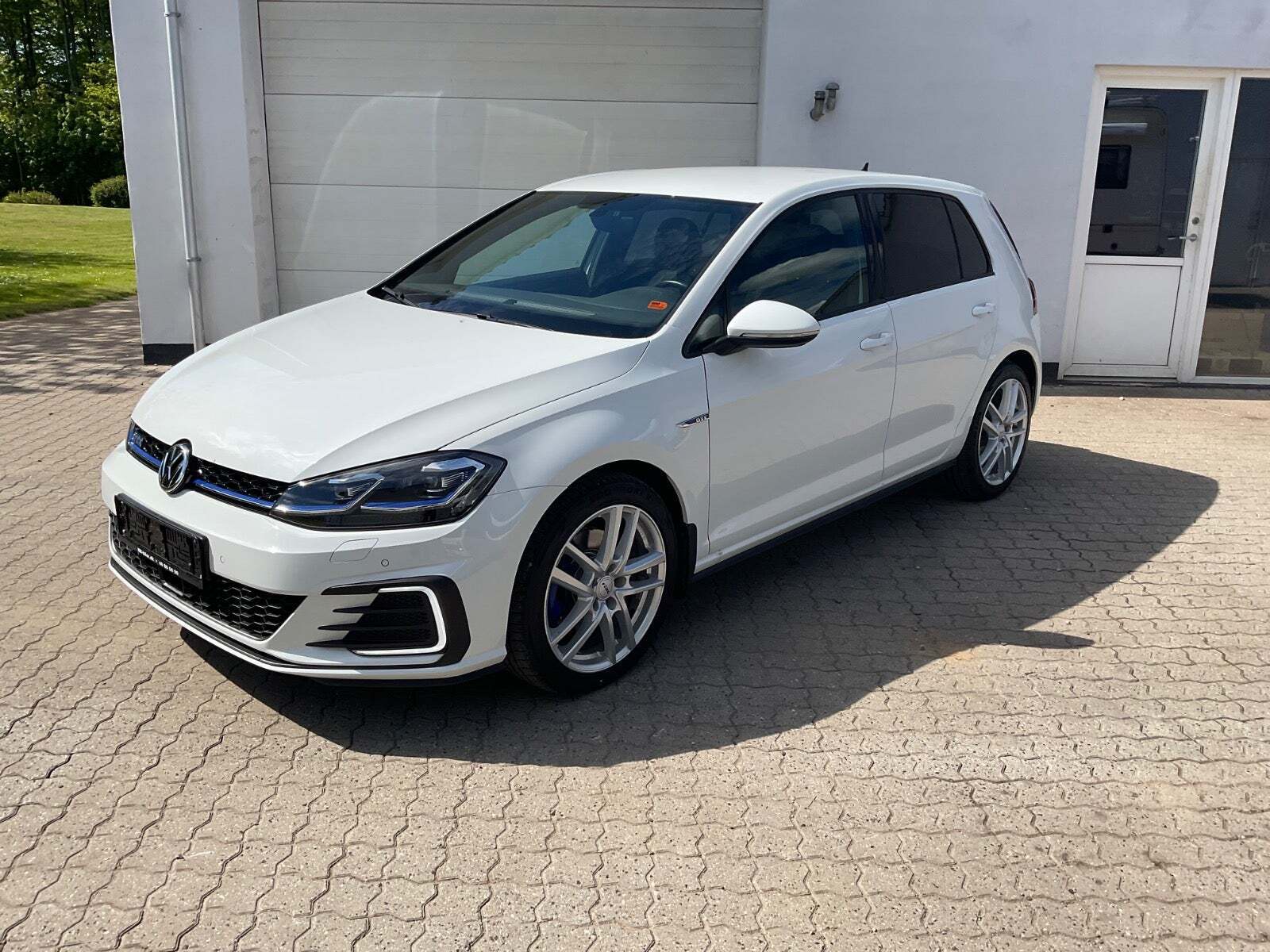 Hvid VW Golf VII fra 2020