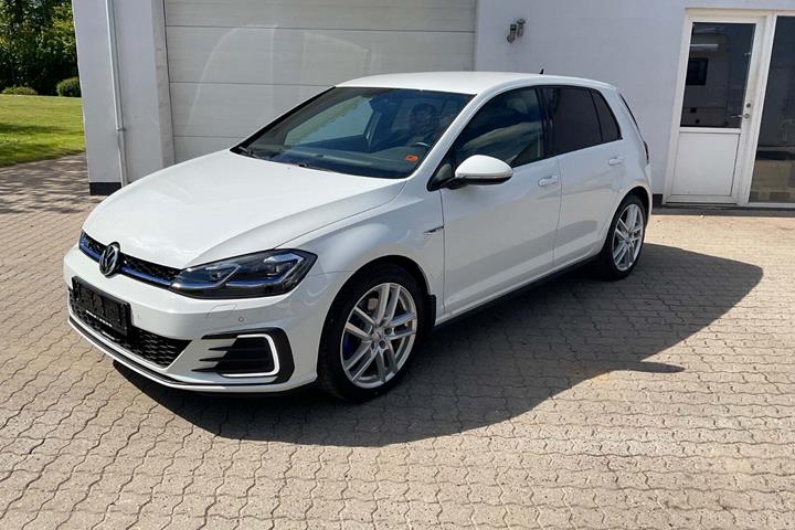 Hvid VW Golf VII fra 2020