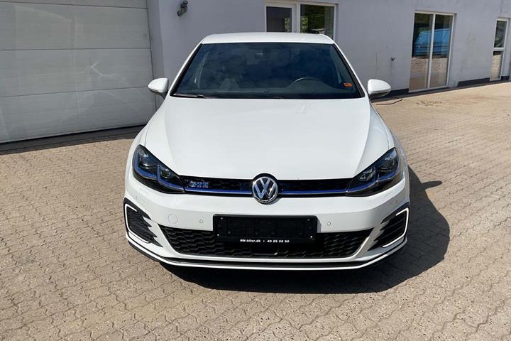 Hvid VW Golf VII fra 2020