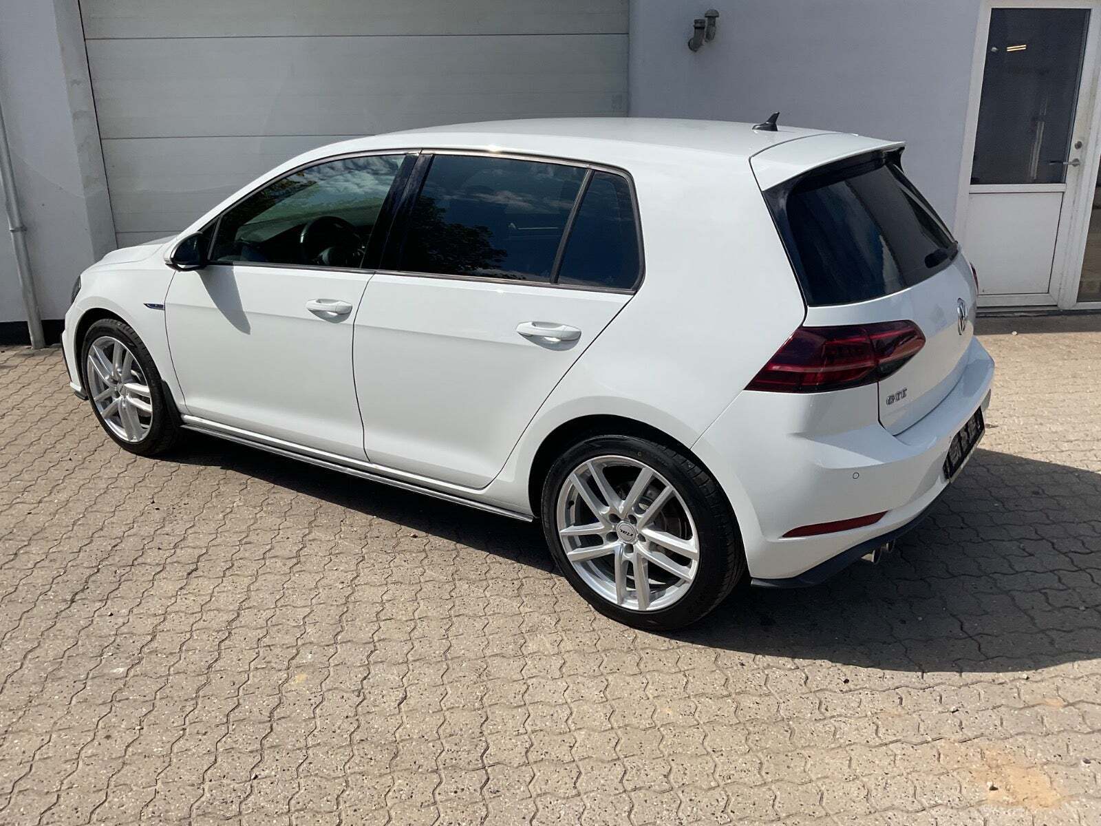 Hvid VW Golf VII fra 2020