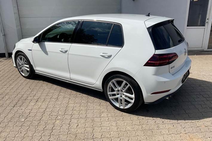 Hvid VW Golf VII fra 2020