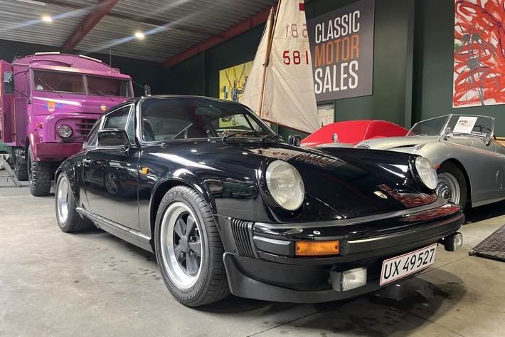 Sort Porsche 911 fra 1982 set udefra