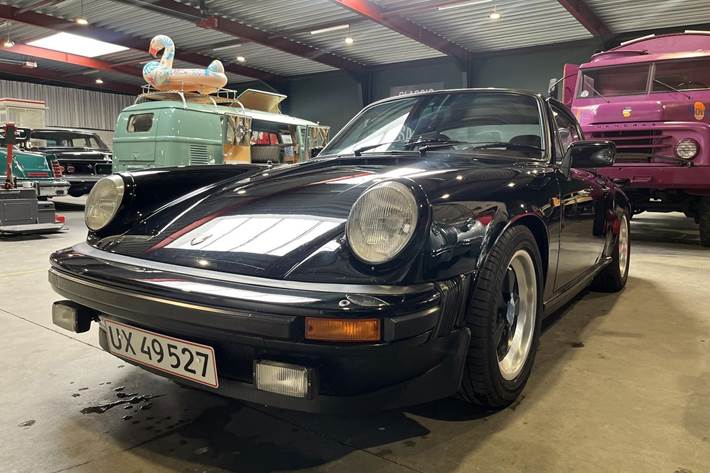 Sort Porsche 911 fra 1982