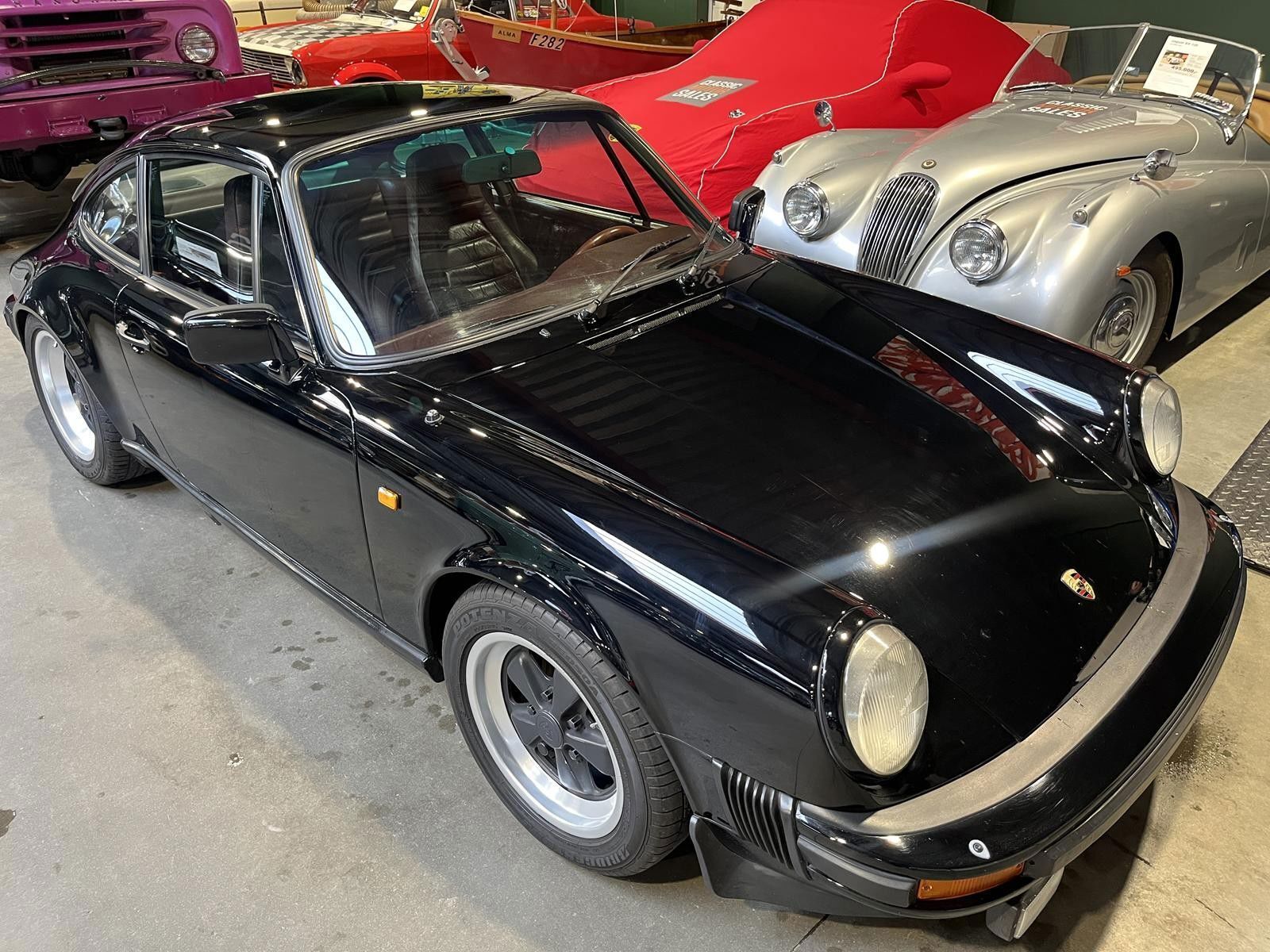 Sort Porsche 911 fra 1982