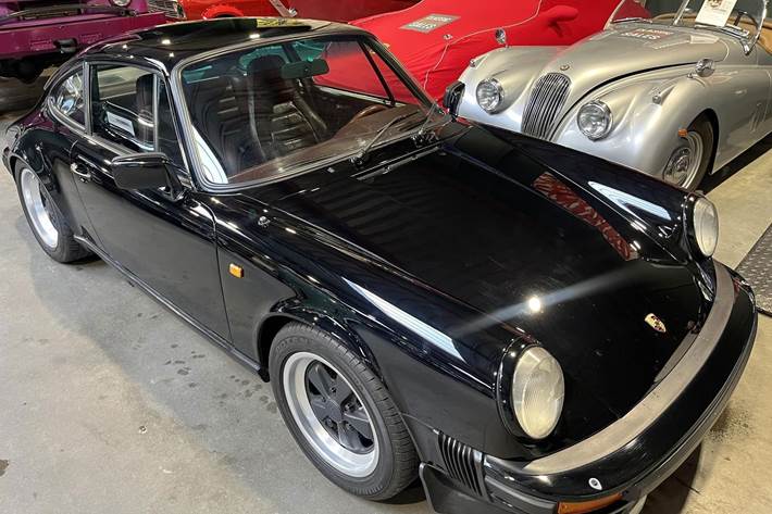 Sort Porsche 911 fra 1982
