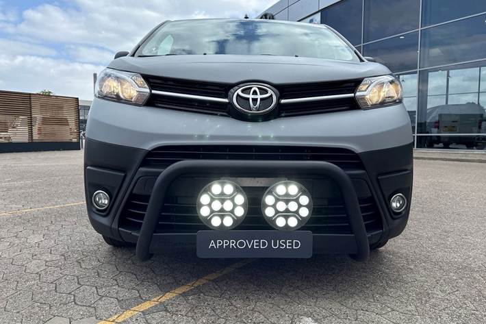 Grå Toyota ProAce fra 2023