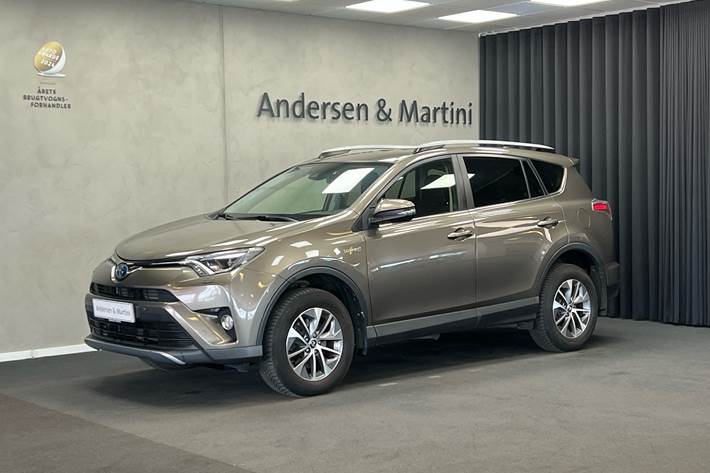 Grå Toyota RAV4 fra 2018 set udefra